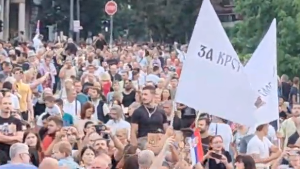 Неколико десетина хиљада поручило Вучићу: Нећемо геј параду, не дамо Косово и Метохију