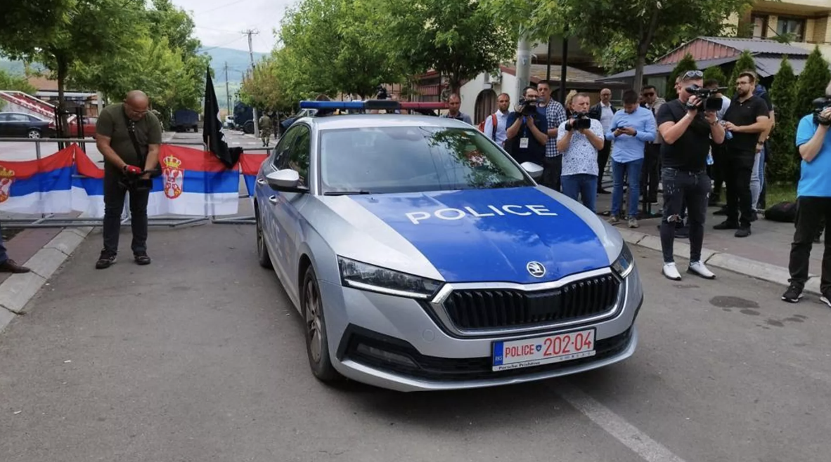 Нова провокација тзв. косовске полиције у Звечану, возилом ушли у улицу где су окупљени Срби