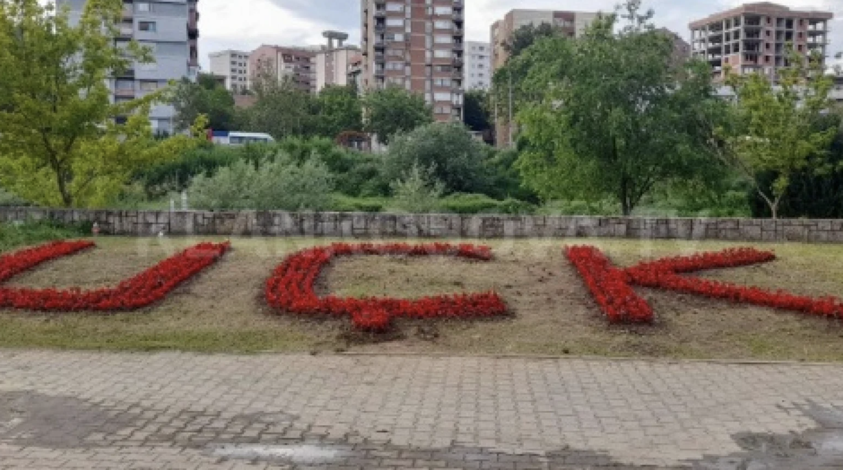 У парку у Јужној Митровици цвеће уређено у знак “УЧК”