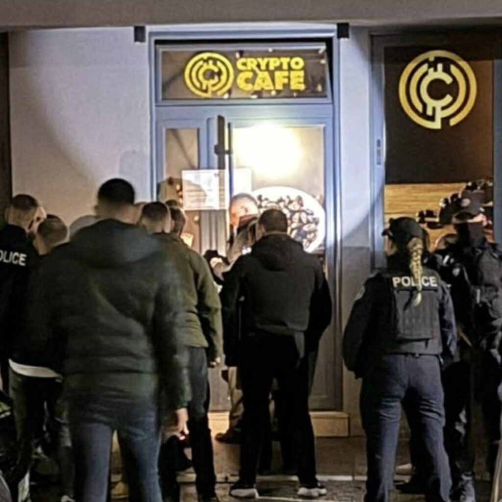 Затворен кафић у Зубином Потоку током контроле, малолетник ухапшен због напада на три полицајца