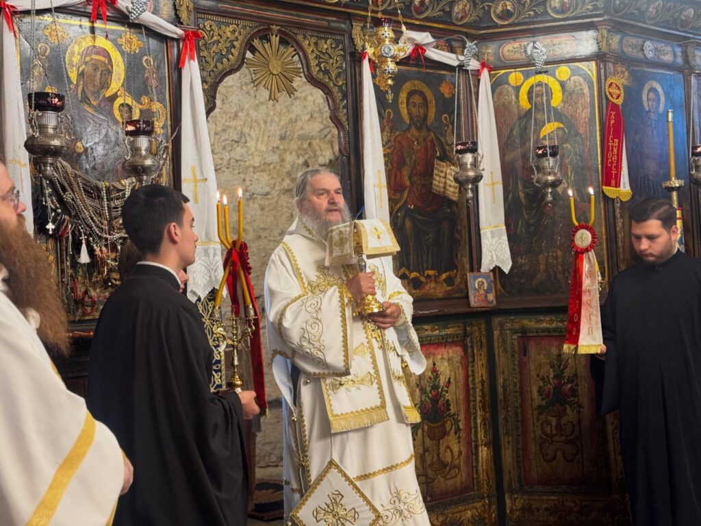 Епископ швајцарски Андреј служио Свету литургију у Ораховцу