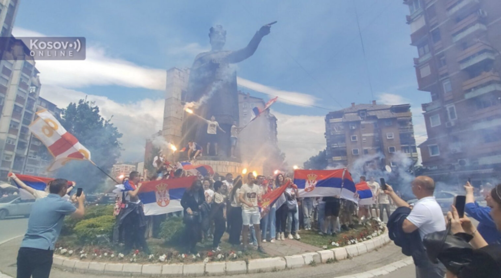 Митровачки гимназијалци прославили крај школске године уз српске тробојке и трубаче
