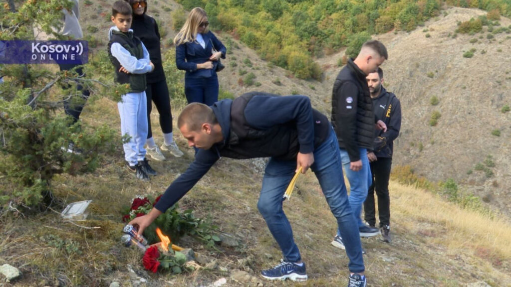 Породица и пријатељи Стефана Недељковића положили цвеће у Бањској