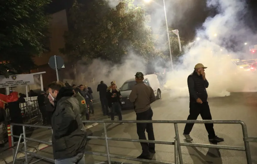 Ескалирао протест у Приштини: Полиција употребила сузавац, запаљени контејнери, повређен полицајац…
