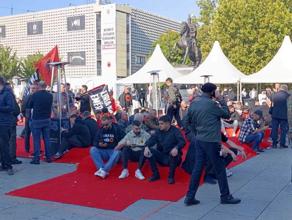 „Не бежимо од правде“, ветерани најављују масовне протесте: Приштина одговара Марти Кос